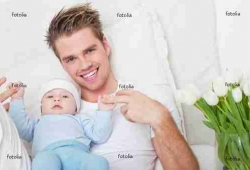 papa mit baby im bett